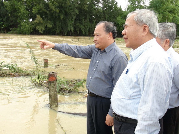Thứ trưởng Hoàng Văn Thắng kiểm tra cống thoát lũ tại xã Diên Lạc, huyện Diên Khánh, Khánh Hòa. (Ảnh: Nguyên Lý/TTXVN) Mưa to, các hồ thủy điện ở Thừa Thiên-Huế xả lũ gây úng ngập cục bộ ảnh 2