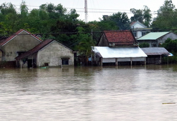 Một khu dân cư ở thôn Phước Khánh, xã Hòa Trị, huyện Phú Hòa vẫn còn ngập. (Ảnh: Thế Lập/TTXVN) Theo dõi chặt chẽ, chủ động triển khai các biện pháp ứng phó mưa lũ ảnh 1