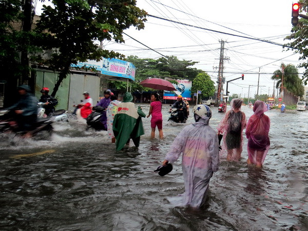Khu vực ngã tư đường Trần Phú-Lê Thành Phương, thành phố Tuy Hòa, Phú Yên bị ngập. (Ảnh: Thế Lập/TTXVN) Cảnh báo lũ lớn kéo dài, ngập lụt sâu từ Quảng Nam đến Phú Yên ảnh 1