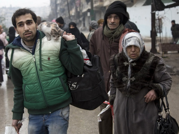 Người dân Syria sơ tán khỏi các khu vực do quân nổi dậy kiểm soát để đến các khu vực đã được quân Chính phủ giải phóng ở Aleppo. (Nguồn: AFP/TTXVN) Syria hoãn sơ tán dân thường và quân nổi dậy rút khỏi Aleppo ảnh 1