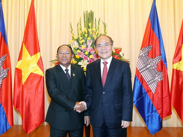 Chủ tịch Quốc hội đón, hội đàm với Chủ tịch Quốc hội Campuchia ảnh 1