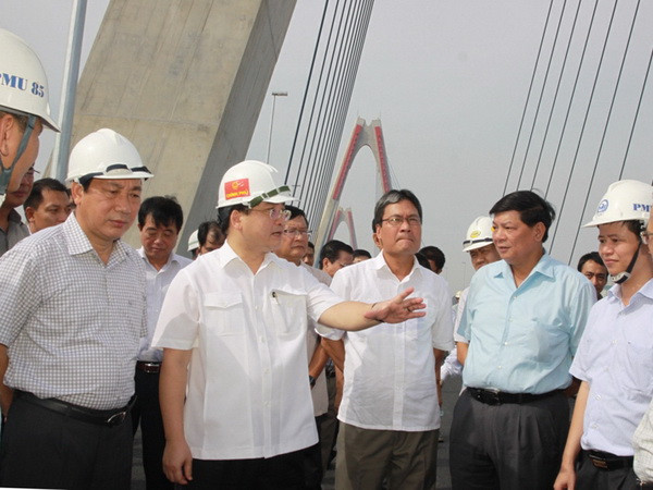 Bảo đảm tiến độ đưa đường, cầu Nhật Tân kết nối Nhà ga T2 ảnh 1