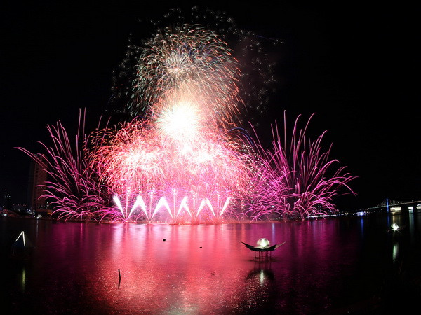 Đi đến tận cùng cảm xúc trong đêm pháo hoa Thủy ở Đà Nẵng ảnh 1
