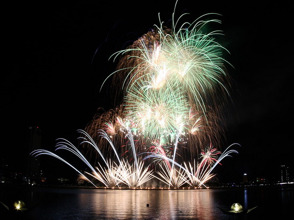 Đi đến tận cùng cảm xúc trong đêm pháo hoa Thủy ở Đà Nẵng ảnh 3