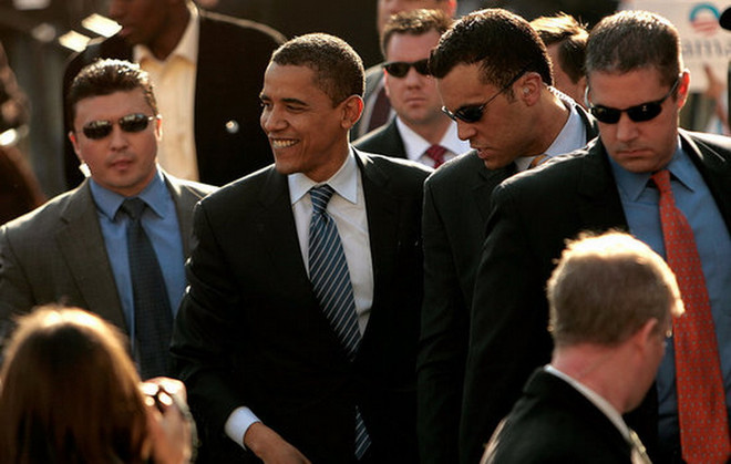 Nhân viên an ninh bảo vệ Tổng thống Obama. (Nguồn: inquisitr.com) Bộ An ninh nội địa Mỹ cảnh báo thiếu ngân sách đe dọa an ninh bầu cử ảnh 1