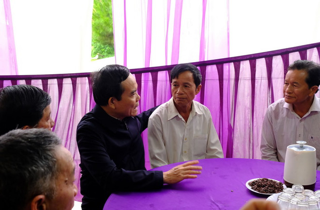 Ngay sau khi khảo sát hiện trường, Phó Thủ tướng Trần Lưu Quang đã đến thăm hỏi, động viên gia đình Thượng úy Lê Ánh Sáng, 33 tuổi, thành phố Bảo Lộc. (Ảnh: Nguyễn Dũng/TTXVN) Đã tìm thấy thi thể nạn nhân thứ 4 trong vụ sạt lở ở đèo Bảo Lộc ảnh 1