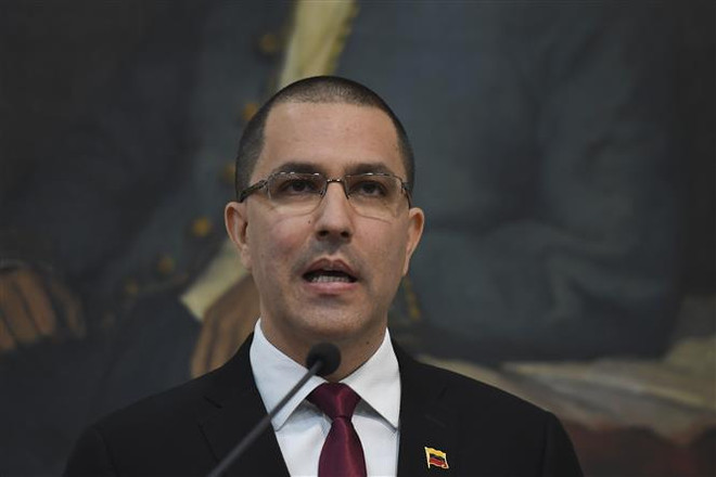 Ngoại trưởng Venezuela Jorge Arreaza phát biểu tại một cuộc họp báo ở Caracas. (Ảnh: AFP/TTXVN) Venezuela lên án Mỹ trừng phạt các công ty của Mexico ảnh 1