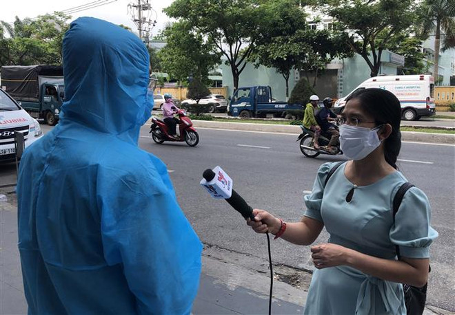 Những nữ phóng viên và ''cuộc chiến'' ngay giữa tâm dịch COVID-19 ảnh 2
