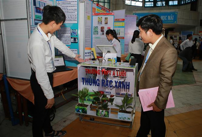 Thùng rác xanh do các em học sinh Trường THPT huyện A Lưới, Thừa Thiên-Huế, sáng chế. (Ảnh: Hồ Cầu/TTXVN) Khai mạc Cuộc thi quốc gia Khoa học kỹ thuật cho học sinh trung học ảnh 2