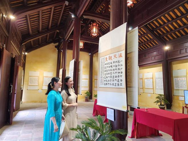 Du khách tham quan triển lãm. (Ảnh: Mai Trang/TTXVN) Triển lãm thơ vua Thiệu Trị qua thư pháp Truyền thừa của Đài Loan ảnh 1