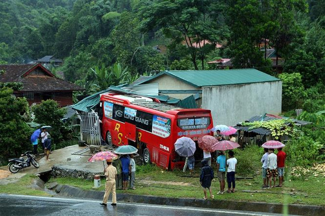 Xe khách mất lái lao vào nhà dân làm một trẻ nhỏ bị thương ảnh 2