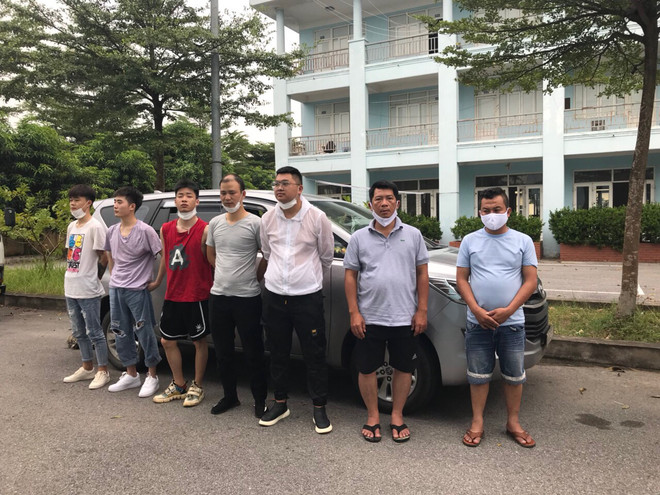 Năm người Trung Quốc nhập cảnh trái phép vào Việt Nam cùng lái xe và phụ xe. Ảnh: Cục Cảnh sát giao thông/TTXVN Cảnh sát giao thông phát hiện 5 người Trung Quốc nhập cảnh trái phép ảnh 1