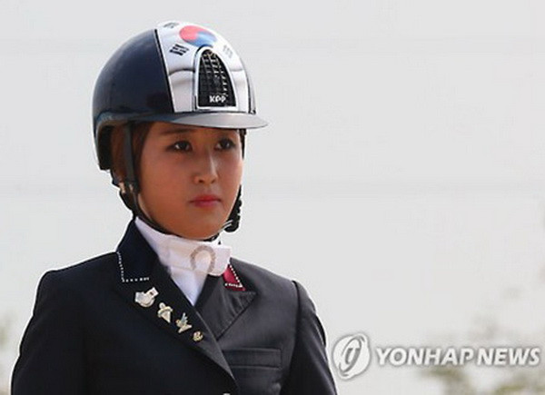 Hàn Quốc tịch thu hộ chiếu của con gái bà Choi Soon-sil ảnh 1