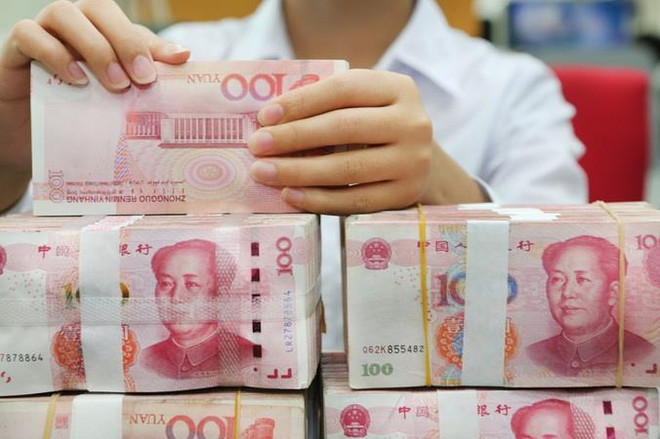 Một nhân viên Trung Quốc kiểm đếm đồng nhân dân tệ tại một chi nhánh của Ngân hàng Trung Quốc. (Nguồn: chinadaily) Trung Quốc trở thành thị trường trái phiếu lớn thứ hai thế giới ảnh 1