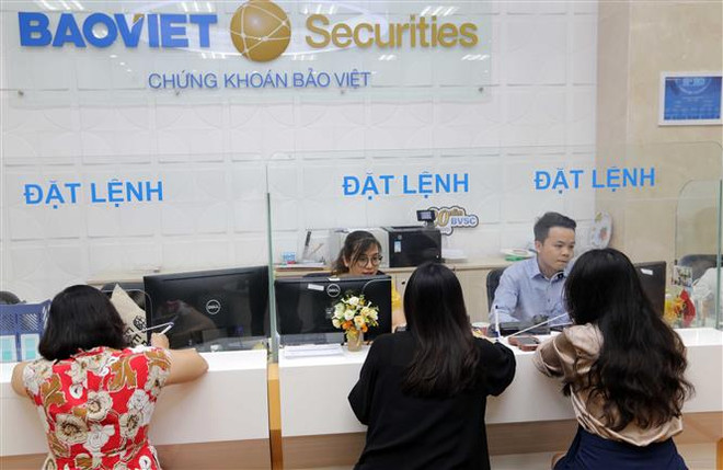 Khách hàng giao dịch tại Hội sở BVSC. (Ảnh: Trần Việt/TTXVN) Cổ phiếu đầu ngành dẫn sóng tăng trong phiên sáng đầu tuần ảnh 1