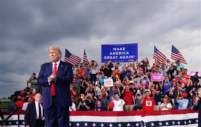 Tổng thống Mỹ Donald Trump tại cuộc vận động tranh cử ở Winston-Salem, bang Bắc Carolina ngày 8/9. (Ảnh: AFP/TTXVN) Khi bầu cử Tổng thống trở thành cuộc đấu giữa các ''hầu bao''... ảnh 1