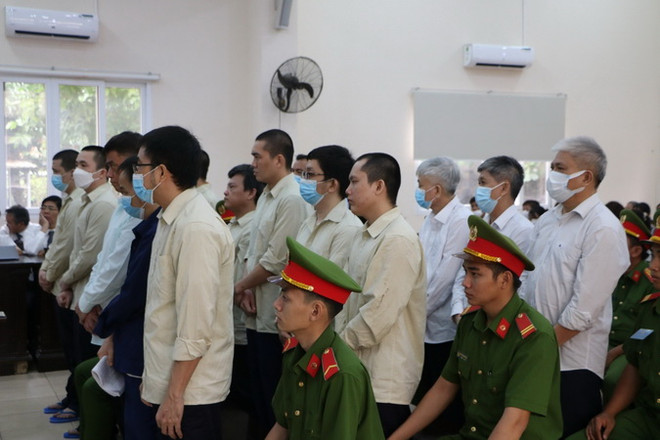 Cựu Giám đốc Sở LĐ-TB&XH Bình Dương cùng 16 bị cáo hầu tòa ảnh 1