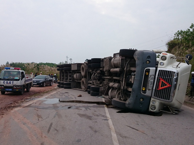 Khởi tố lái xe container đâm xe khách làm 6 người chết trên QL18 ảnh 1