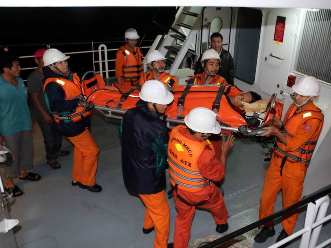 Nỗ lực tìm kiếm ba thuyền viên mất tích gần cửa biển Sóc Trăng ảnh 1