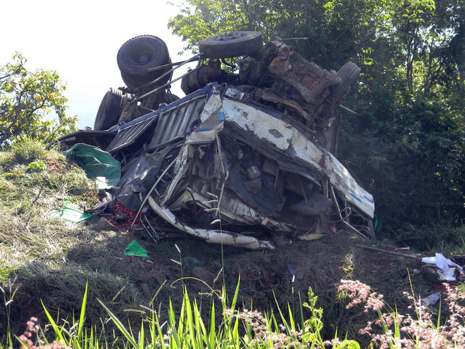 Vụ ôtô lao xuống vực ở Quảng Nam: 2 nạn nhân qua cơn nguy kịch ảnh 1