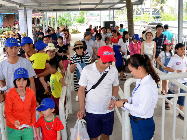 Quảng Ninh đón gần nửa triệu khách trong tuần khởi đầu du lịch Hè ảnh 1