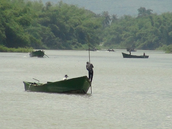 Thanh Hóa: Bắt giữ tàu hút cát trái phép trên sông Lạch Trường ảnh 1