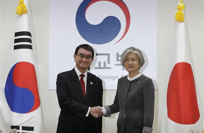 Ngoại trưởng Nhật-Hàn hội đàm giữa lúc gia tăng tranh cãi ngoại giao ảnh 1