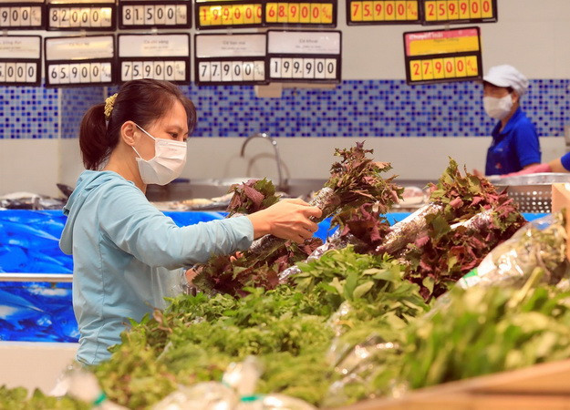 Liên hiệp Hợp tác xã Thương mại TP Hồ Chí Minh (Saigon Co.op) tăng trữ lượng hàng hóa thiết yếu, đảm bảo môi trường mua sắm an toàn cho người dân. (Ảnh: Tuấn Anh/TTXVN) Doanh nghiệp tiếp ứng khu cách ly, phong tỏa tại TP Hồ Chí Minh ảnh 2