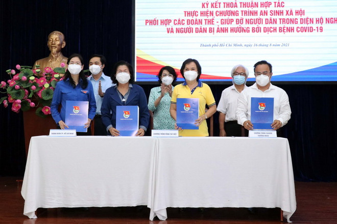 Lễ ký kết thực hiện chương trình Vòng tay Việt-Sài Gòn. (Ảnh: Xuân Khu/TTXVN) Doanh nghiệp tiếp ứng khu cách ly, phong tỏa tại TP Hồ Chí Minh ảnh 1