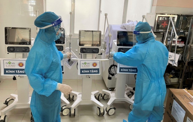 Bàn giao thiết bị y tế điều trị bệnh nhân COVID-19. (Ảnh: TTXVN phát) Giữ bình ổn mặt bằng giá, hỗ trợ thúc đẩy tăng trưởng kinh tế ảnh 2