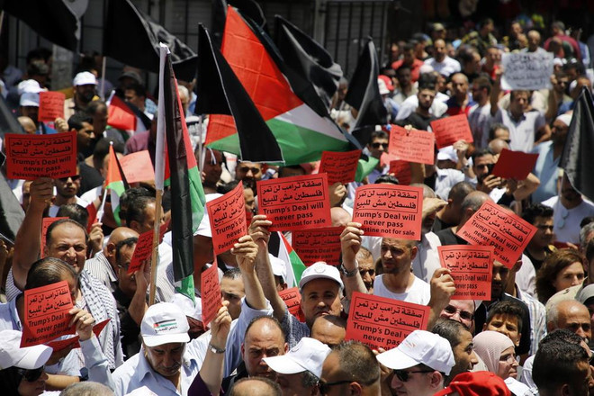 Người dân Palestine biểu tình phản đối hoạch hòa bình Trung Đông của Mỹ tại thành phố Nablus, Bờ Tây ngày 25/6 vừa qua. (Ảnh: AFP/TTXVN) Kế hoạch hòa bình của Tổng thống Mỹ sẽ làm "nổ tung" Trung Đông ảnh 1