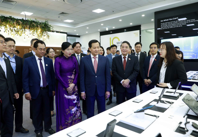 Phó Thủ tướng Chính phủ Lê Minh Khái và Phó Chủ tịch Quốc hội Nguyễn Đức Hải cùng các đại biểu tham quan khu trưng bày sản phẩm của Samsung Việt Nam Thái Nguyên. (Ảnh: An Đăng/TTXVN) Samsung phấn đấu trở thành trung tâm nuôi dưỡng nhân tài của Việt Nam ảnh 4
