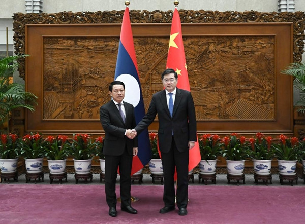 Ủy viên Quốc vụ, Bộ trưởng Ngoại giao Trung Quốc Tần Cương (phải) và Phó Thủ tướng, Bộ trưởng Ngoại giao Lào Saleumxay Kommasith. (Nguồn: Xihua) Lào và Trung Quốc lên kế hoạch mở rộng hợp tác kinh tế ảnh 1