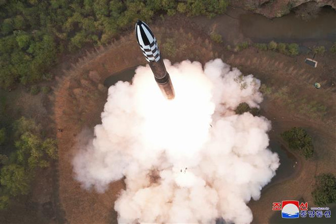Triều Tiên phóng tên lửa đạn đạo liên lục địa (ICBM) loại mới sử dụng nhiên liệu rắn Hwasongpho-18. (Ảnh: KCNA/TTXVN) Hàn Quốc-Đức thảo luận về vấn đề phi hạt nhân hóa Triều Tiên ảnh 1
