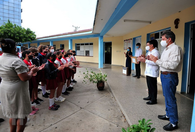 Đại sứ quán Việt Nam tại Cuba phối hợp Viện Cuba hữu nghị với các dân tộc (ICAP) trao những món quà gồm hàng chục bộ máy vi tính và điện thoại di động cho hai trường tiểu học mang tên “Bác Hồ” và “Võ Thị Thắng” tại thủ đô La Habana. (Ảnh: TTXVN) Nghĩa tình của anh em Cuba trong ký ức những người con Việt Nam ảnh 2