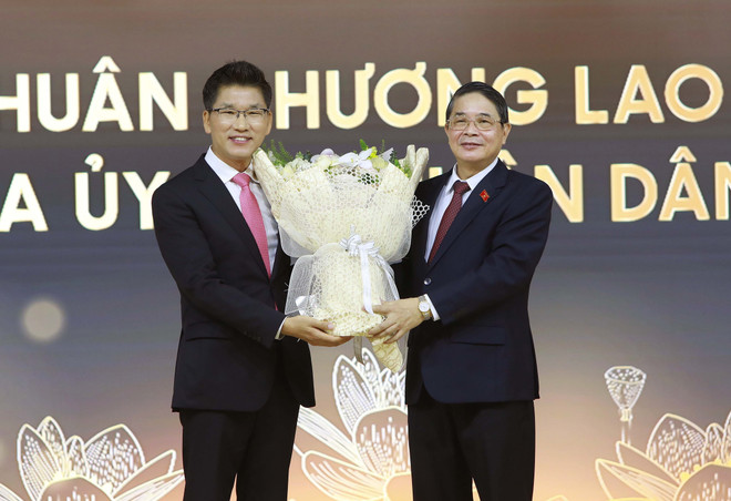 Phó Chủ tịch Quốc hội Nguyễn Đức Hải chúc mừng Công ty TNHH Điện tử Samsung Việt Nam Thái Nguyên. (Ảnh: An Đăng/TTXVN) Samsung phấn đấu trở thành trung tâm nuôi dưỡng nhân tài của Việt Nam ảnh 3