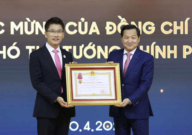 Phó Thủ tướng Chính phủ Lê Minh Khái phủ trao Huân chương Lao động hạng Ba cho Công ty TNHH Điện tử Samsung Việt Nam Thái Nguyên. (Ảnh: An Đăng/TTXVN) Samsung phấn đấu trở thành trung tâm nuôi dưỡng nhân tài của Việt Nam ảnh 1