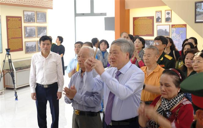 Bí thư Trung ương Đảng, Chánh án Tòa án nhân dân tối cao Nguyễn Hòa Bình thắp hương tại nhà lưu niệm. (Ảnh: Đặng Tuấn/TTXVN) Khánh Hòa: Khánh thành Khu lưu niệm chiến thắng Vườn Gòn-Đá Bàn ảnh 3