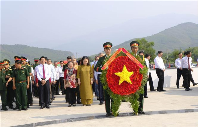 Chánh án Tòa án nhân dân tối cao Nguyễn Hòa Bình cùng lãnh đạo nhân dân tỉnh Khánh Hòa dâng hoa cho các anh hùng liệt sỹ. (Ảnh: Đặng Tuấn/TTXVN) Khánh Hòa: Khánh thành Khu lưu niệm chiến thắng Vườn Gòn-Đá Bàn ảnh 2