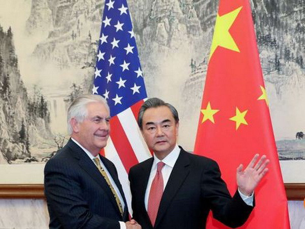 Ngoại trưởng Mỹ Rex Tillerson và người đồng cấp Trung Quốc Vương Nghị. (Nguồn: Reuters) Mỹ-Trung đánh giá tình hình Triều Tiên "hết sức nguy hiểm" ảnh 1