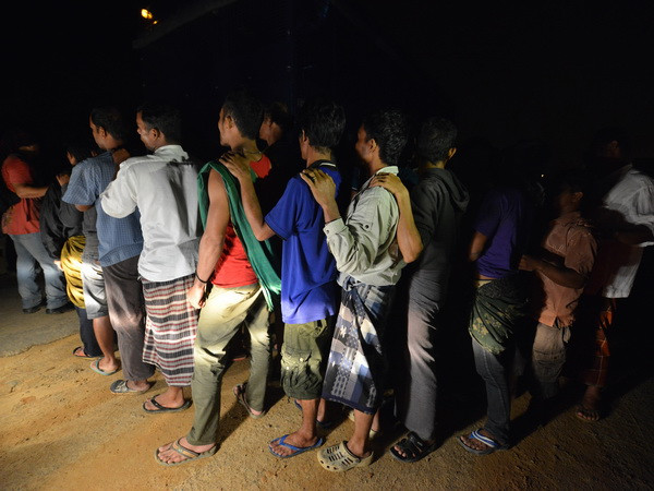 Malaysia triệt phá một đường dây làm giấy tờ giả quy mô lớn ảnh 1