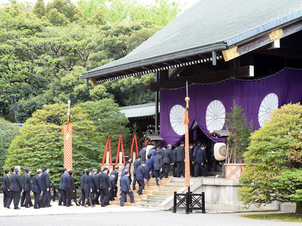 Thủ tướng Nhật Bản Shinzo Abe gửi đồ lễ đến đền thờ Yasukuni ảnh 1