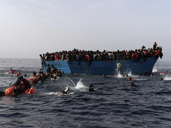Gần 1.000 người vượt biên vào châu Âu được cứu ngoài khơi Libya ảnh 1