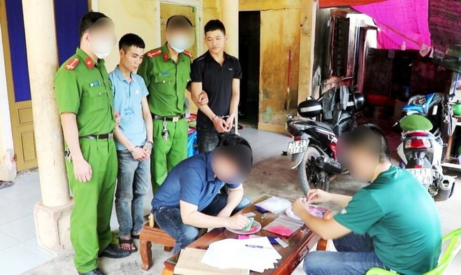 Lực lượng Công an thành phố Đồng Hới khám xét và thu giữ hơn 1.400 viên ma túy tại nhà riêng của đối tượng Hoàng Tấn Luyến. (Ảnh: TTXVN phát) Quảng Bình: Bắt giữ hai đối tượng mua bán, tàng trữ trái phép ma túy ảnh 1