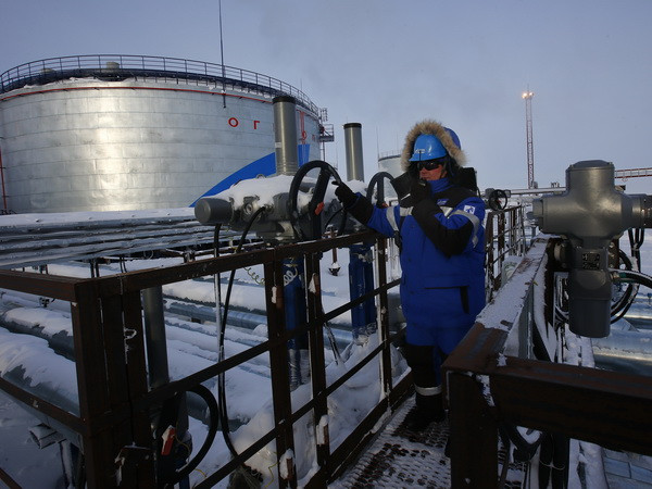 Khu vực khai thác ở mỏ dầu Novoprtovskoye thuộc tập đoàn khai thác dầu khí Gazprom của Nga ở khu tự trị Yamalo-Nenets. (Nguồn: AFP/TTXVN) Nga giảm sản lượng lọc dầu nhưng tăng xuất khẩu trong năm 2017 ảnh 1