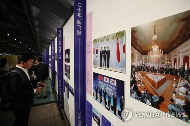Khách tham quan triển lãm. (Nguồn: Yonhap) Hàn Quốc, Trung Quốc và Nhật Bản triển lãm ảnh hợp tác 20 năm ảnh 1