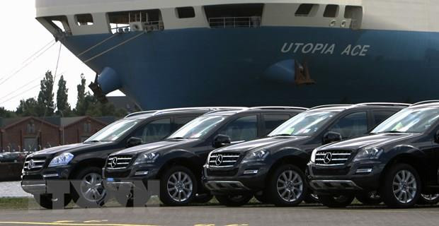 Ảnh tư liệu: Xe Mercedes Benz tại cảng container ở Bremerhaven, miền Bắc Đức. (Nguồn: AFP/TTXVN) Mỹ có thể trì hoãn hạn chót áp thuế ôtô và phụ tùng nhập khẩu từ EU ảnh 1