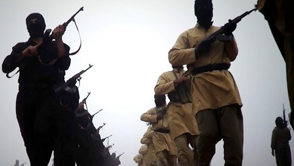 Các tay súng ISIL tại địa điểm không được xác định. (Nguồn: AFP/TTXVN) Lực lượng thánh chiến muốn lập nhà nước ở biên giới Syria-Iraq ảnh 1