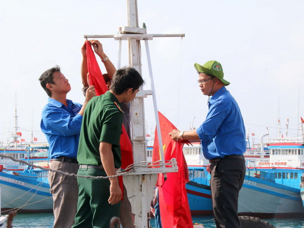 Tặng cờ Tổ quốc cho ngư dân huyện đảo Phú Quý ở Bình Thuận ảnh 1