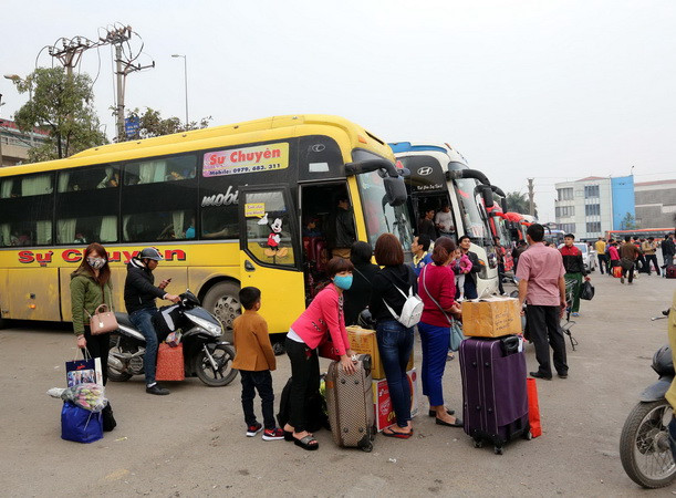 T​P.HCM: Hơn 800 người bán vé số dạo được đưa về quê đón Tết ảnh 1